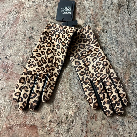 Accessories - NWT- Women’s Gloves size M